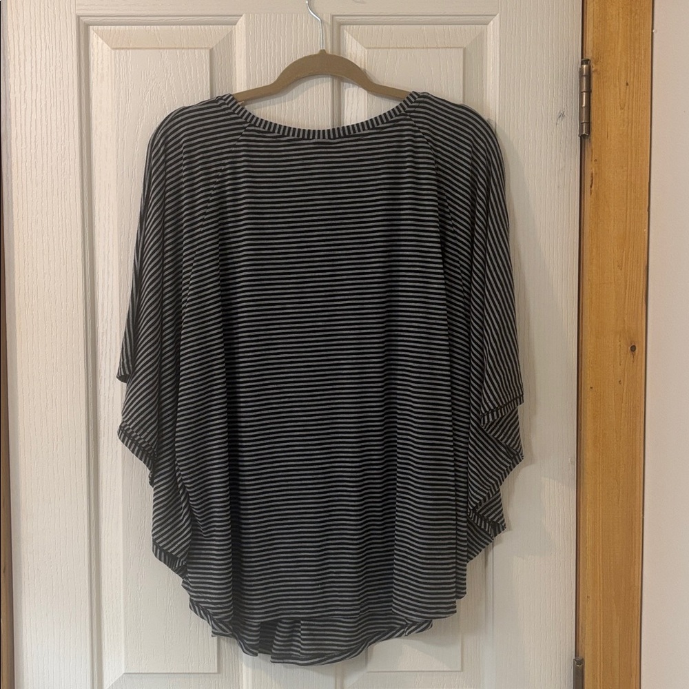 EUC Black and Gray Top - Picture 4 of 9